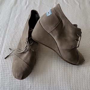 TOMS Suede Wedge Heeled Booties Flannel Lined US Women's Size 11 GUC